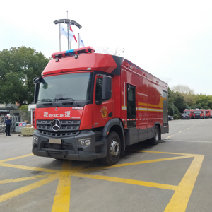Nouveau véhicule de lutte contre l'incendie aérien UAV Diesel de sauvetage 345HP 4x2 roues motrices automatiques avec capacité de réservoir 3001-5000L - Product Image 1