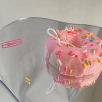 Bunte Eiscreme-Donut-förmige Duftkerze aus Sojawachs, 3D-Dessert-Donut-Aromakerze, weiße Donuts auf Präsentationsplatte, Lebensmittel-Dekoration