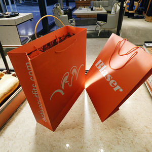 Sacs en papier personnalisés de qualité supérieure pour emballages de vêtements d'hiver tels que les manteaux, adaptés au marché européen - Product Image 1