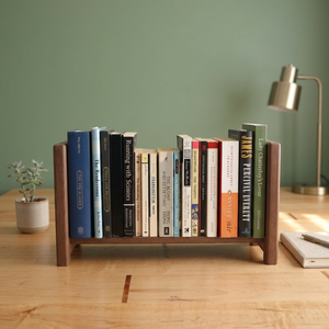 Support de livre artisanal en noyer, présentoir minimaliste en bois pour livres et décoration, étagère de bureau et décoration intérieure - Product Image 1
