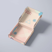 Boîte d'expédition en carton ondulé personnalisée avec doublure en éponge imprimée en relief écologique pour vêtements féminins, avec fermeture sécurisée pour un emballage haut de gamme