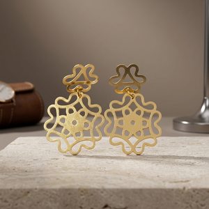 Pendientes Largos de Flor en Latón Chapado en Oro para Mujer, Ideales para Fiestas y Bodas - Product Image 3