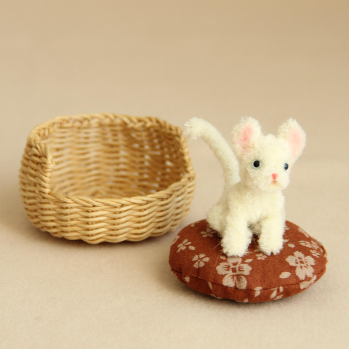 Cama de gato de color claro + gato blanco