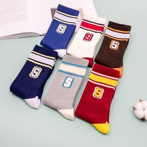 Calcetines hasta la pantorrilla con estampado de letras para hombres y mujeres, calcetines transpirables para primavera y otoño - Product Image 1