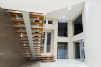 Escalier droit flottant personnalisable pour villa moderne et appartement, avec monte-escalier ouvert, gain de place, escalier mural en métal et verre