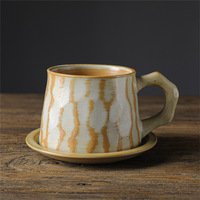 Tasse à café et soucoupe à pied haut en céramique, décorées sous l'glaze, avec motif floral et emballage en mousse entièrement scellé