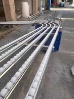 Rail de guidage en aluminium avec rouleaux en nylon, léger et résistant à la corrosion, longueurs personnalisables pour convoyeurs et rayonnages
