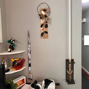 Support <span class=keywords><strong>mural</strong></span> sabre laser avec motif Support de sabre laser en bois Support <span class=keywords><strong>mural</strong></span> sabre laser vertical - Product Image 5