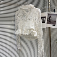 Chemise blanche pour filles avec broderie en dentelle et tulle, col à volants et fermeture à un bouton pour le printemps 2025.