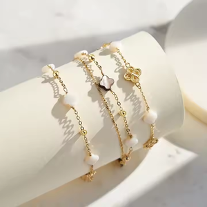 Bracciale Portafortuna Personalizzato Placcato Oro 14k Set di Bracciali di Lusso con Quadrifoglio e Perle in Argento S925 - Product Image 6