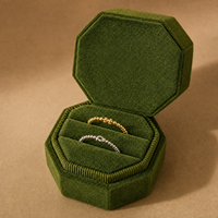 Boîte à bijoux hexagonale en velours vert foncé pour la vente en gros, avec éponge et doublure en flanelle, logo personnalisé disponible