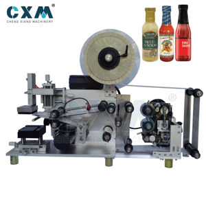 Machine d'étiquetage semi-automatique CX-BPT pour bouteilles rondes, avec étiquetage supérieur et latéral, fonctionnement par pédale, efficace - Product Image 1