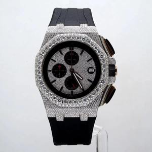 Reloj de Cuarzo de Acero Inoxidable de Lujo con Diamantes VVS de Alta Calidad para Uso Diario y Formal Disponible para la Venta - Product Image 1