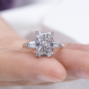 Anillo de Compromiso Messi Jewelry MSR-2123 con Diamante Cultivado en Laboratorio de Corte Radiante de 18k - Product Image 1