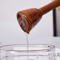 Más vendidos 500ml 16oz Tapa de madera transparente Jarabe Dispensador de miel Contenedor de almacenamiento Tarro con cucharón de madera
