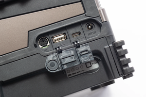 Épisseuse à alignement de cœur Fujikur 99S, double chargement de fibres, pour réseau maillon principal FTTH, mise à niveau 90S+, perte de 0,02 dB, écran TFT 5 pouces - Product Image 4