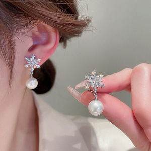 Orecchini a Perno Effetto Perla a Fiocco di Neve per Donne, con Accenti in Cristallo, Eleganti Accessori Moda Invernali - Product Image 5