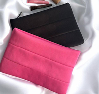 Trousse de maquillage en silicone écologique de couleur personnalisée avec ruban de fermeture à glissière et coton rempli pour le brillant à lèvres et le stockage du téléphone
