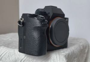 Appareil photo hybride Sony A7R II d'occasion, 42,4 MP plein format, vidéo 4K, bon état, prêt à être expédié - Product Image 3