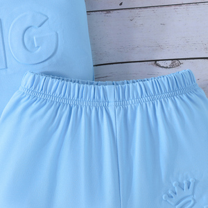 ชุดสองชิ้นสำหรับเด็กผู้ชาย เสื้อแขนสั้นลำลองพร้อมตัวอักษรนูนและกางเกงขาสั้นลายพรางสำหรับเด็ก - Product Image 5