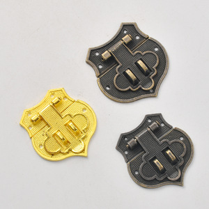 Hebilla de Corazón Estilo Chino para Bolsos, Dorado Bronce Antiguo, Metal Duradero, Herraje Decorativo - Product Image 1
