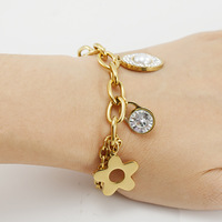 Bracelet trèfle à quatre feuilles en acier inoxydable or 18 carats à double couche inspiré de l'Europe et de l'Amérique Bracelet de mode pour femmes