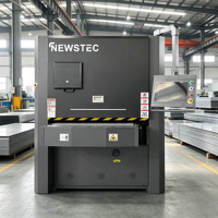 Machine de débavurage à vitesse variable et réglable pour l'élimination des bavures et le lissage des surfaces à bords tranchants, pour la production continue
