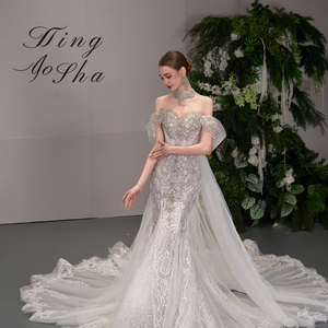 Robe de mariée moderne Gt101 style sirène, avec perles et traîne chapelle, pour soirée formelle ou événement. - Product Image 2