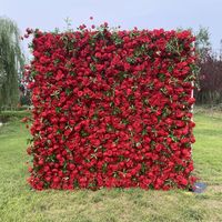 Rote Rose mit Grünen Blättern Künstliche Blumenpaneele Dekorative Hintergrundblumenrolle für Hochzeitsdekoration