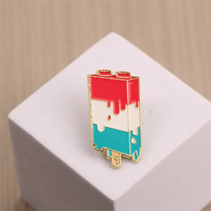 Broche en émail amusante en forme de sucette glacée de type <span class=keywords><strong>LEGO</strong></span>, idéale pour les collectionneurs d'objets originaux et de culture pop - Product Image 2