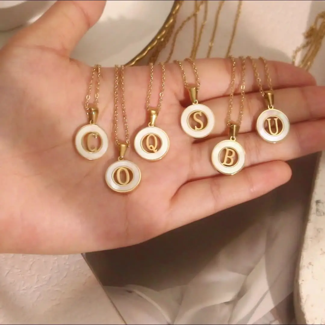 خمر المرأة مجوهرات هدايا الذهب مطلي سلسلة قصيرة تصل إلى عظمة الترقوة الفولاذ المقاوم للصدأ الجوف جولة الأبيض قذيفة قلادة بحرف الأولي قلادة