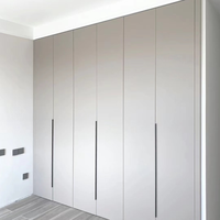 Armoire avec poignées, dressing minimaliste en MDF laqué beige, style côtier mi-siècle