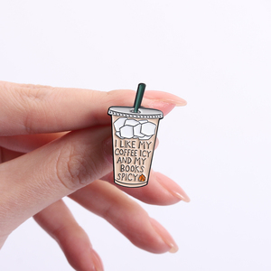 Spilla in smalto con <span class=keywords><strong>citazione</strong></span> lifestyle: 'Iced Coffee Spicy Books', 'I Like My Coffee Iced and My Books Spicy', vendita all'ingrosso - Product Image 4