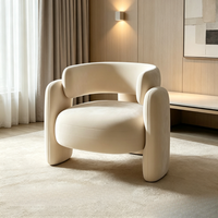 Fauteuil simple crème, design de luxe léger et tendance, idéal pour balcon, avec table basse douce, parfait pour salon de beauté, espace de repos et réception.
