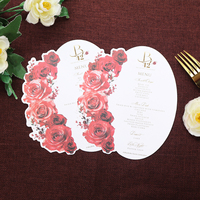 Hochwertige Ovale Hochzeitsmenükarte mit Rotem Blumendesign und Individuellem Text für Luxuriöse Hochzeiten und Besondere Anlässe Tischdekoration