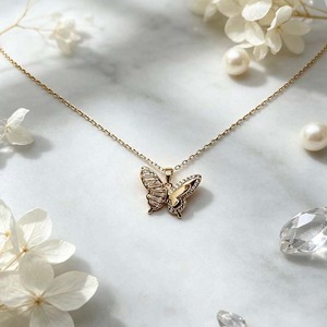 Collana con ciondolo a forma di farfalla tridimensionale - Product Image 3
