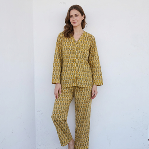 Ensemble de pyjama pour femmes en coton à imprimé floral fait main avec chemise à manches longues boutonnée, bordure contrastée et pantalon à cordon élastique - Product Image 1