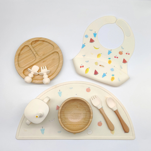 Ensemble d'alimentation pour bébé en silicone et bambou écologique personnalisé en gros, tasse à succion antidérapante, bavoir, cuillère, assiette pour nourrissons et tout-petits - Product Image 2