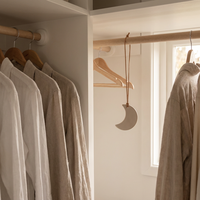 Diffuseur d'ambiance suspendu en céramique poreuse et microporeuse, design nordique, forme croissant de lune, avec cordon en cuir, minimaliste, pour armoire