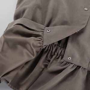 Fabricante de Chaquetas para <span class=keywords><strong>Mujer</strong></span> OEM ODM Personalizadas, Etiqueta Privada, Cuello Tipo Embudo, Dobladillo Abullonado, Cintura Ajustada, Corte Recortado, Color Taupe, Venta al Por Mayor para Otoño - Product Image 6