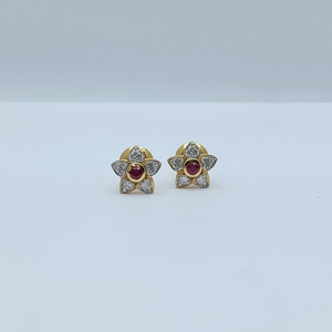 Magnifiques boucles d'oreilles clous florales plaquées or 22 carats pour femmes, avec un rubis central entouré de pétales sertis de zircons scintillants - Product Image 2