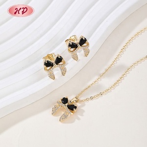 Juego de Joyería Clásico con Lazo Chapado en Oro de 18K, Collar y Aretes con Zirconia en Forma de Corazón Negro para Mujer, Ideal para Bodas y Fiestas - Product Image 3