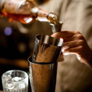 Juego de 4 Vasos de Chupito de Acero Inoxidable de 30 ml con Estuche de Cuero Negro para Transporte, Venta al por Mayor - Product Image 5