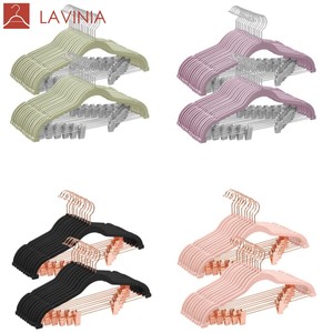 Lavinia Vente en gros Cintre en plastique pas cher antidérapant et peu encombrant avec clip Cintres en velours - Product Image 1