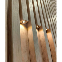 Panneaux muraux en bois, tubes carrés en bois, poutres de plafond décoratives d'intérieur, grille, panneaux muraux en PVC avec surface métallique, panneaux muraux cannelés en WPC