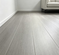 Revêtement de sol en gros OEM AC4 à installation facile par clic, parquet intérieur multi-styles au choix, connexion par emboîtement stable anti-décalage