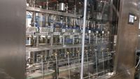Machine de bouchage automatique de bouteilles en plastique à haute précision, contrôlée par PLC, pour liquides, avec contrôle de tension de la buse, pour applications médicales, chimiques et eau pure