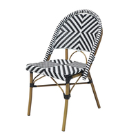 Ensemble de mobilier d'extérieur moderne avec chaises en rotin PVC et table en aluminium imperméable pour cour et jardin