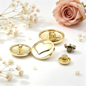 Boutons décoratifs en métal doré mat à motif cœur gaufré élégant, plusieurs tailles, pour manteau, bricolage et ornementation - Product Image 2