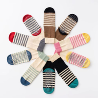 Chaussette de yoga antidérapante personnalisée Chaussette rayée de fitness et de Pilates Chaussette de yoga au design personnalisé pour femmes